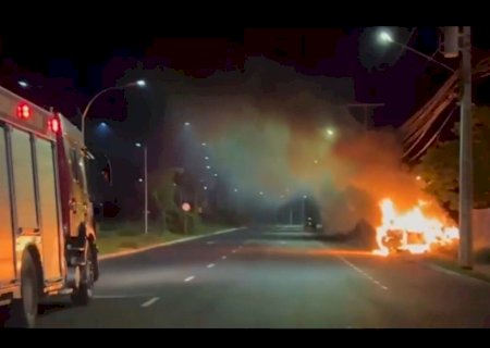 Veículo com oito ocupantes pega fogo após colisão e motorista foge