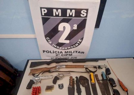 Quatro ca&ccedil;adores s&atilde;o presos ap&oacute;s um deles ser ferido por tiro acidental