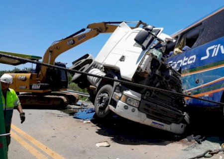 Colisão entre caminhão e ônibus deixa 6 mortos e feridos na BR-116