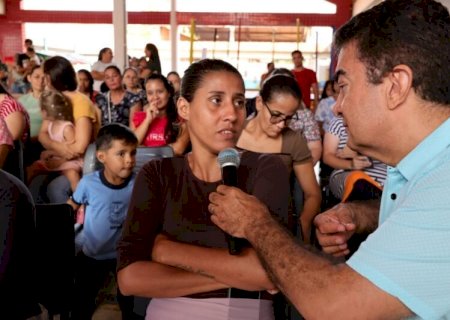 Entrega de kits e uniformes no primeiro dia de aula emociona pais de estudantes
