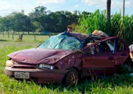 Roda se solta, carro capota e cinco pessoas ficam feridas na BR-376