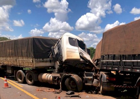 Engavetamento entre carretas deixa motorista preso às ferragens na BR-376