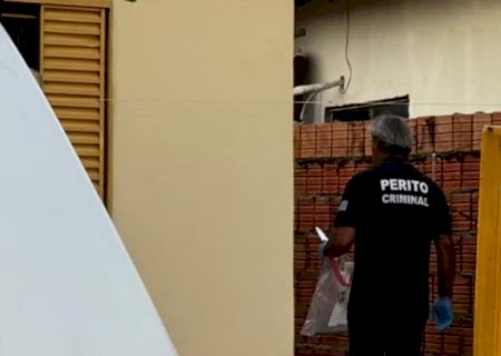 Pai e filho são presos suspeitos por matar mulher a facadas dentro de casa em MS