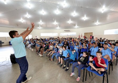 Dourados - Entrega de kits e uniformes emociona pais de estudantes da rede municipal