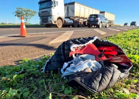 Amigos morrem no hospital ap&oacute;s bater motocicleta na lateral de caminh&atilde;o