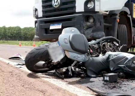 TRAGÉDIA: Jovem morre ao ter moto de alta cilindrada atingida por caminhão-caçamba