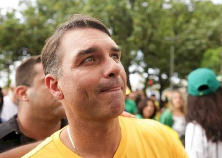 PT aciona Justiça e 'azeda' adesivaço em favor de Flávio Bolsonaro em Dourados