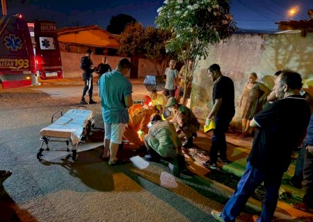 Mulher fica gravemente ferida após colisão entre moto e carro