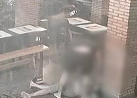 Vídeo mostra assassinato a facadas em churrascaria