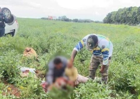 Vendedor ambulante morre ao ser lan&ccedil;ado de carro durante capotagem