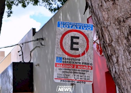 Mesmo sem parquímetro, vagas para idosos e PCD seguem válidas e serão fiscalizadas em Dourados