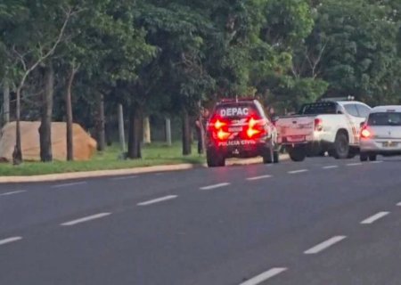 Desconfiada de traição, mulher atropela marido e esfaqueia amante