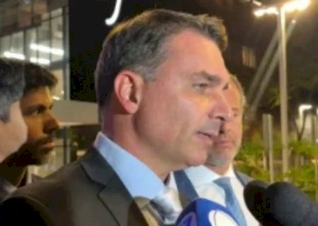 Flávio Bolsonaro diz ter se reunido com Moraes e pedido prisão domiciliar do pai