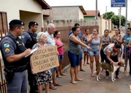 Homem amarra e castra cachorro com faca no meio da rua em MS