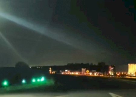 Carreta carregada com gado tomba e provoca congestionamento na BR-163 (vídeo)