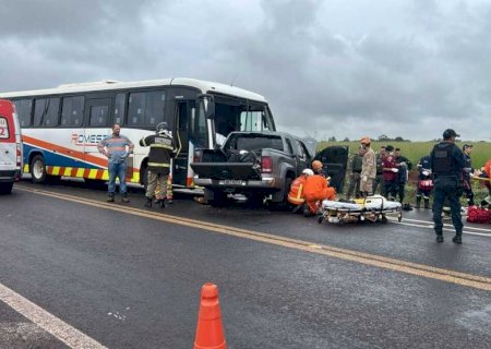 Batida entre ônibus e caminhonete deixa um morto na MS-040 (vídeo)