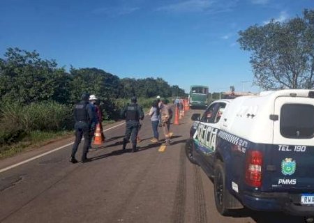 Tr&ecirc;s &ocirc;nibus com trabalhadores se envolvem em acidente na MS-377