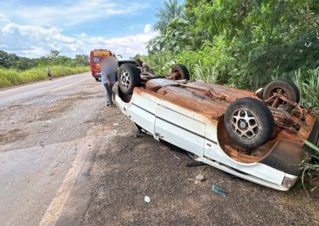 Idosa morre e crian&ccedil;a fica presa &agrave;s ferragens em capotamento no anel viário