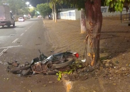 Jovem de 27 anos morre após colidir moto contra árvore