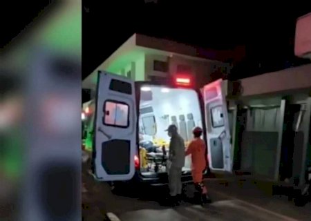 Adolescente de 17 anos é baleado com três tiros em frente a conveniência em Dourados