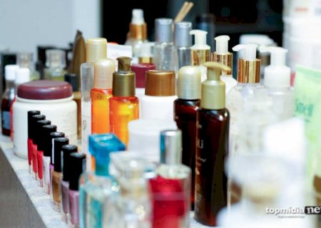Ladrão furta kit de cosméticos em loja e apanha de moradores