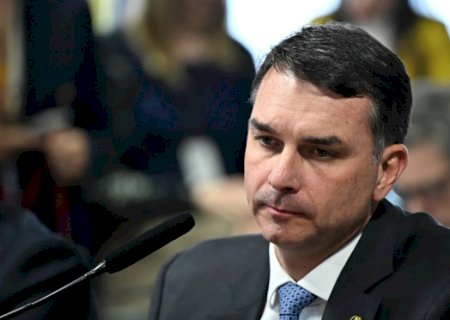 Flávio registra B.O. após postagem ameaçar repetir com ele atentado sofrido pelo pai