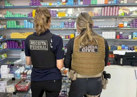 Veículo capota e mulher morre presas às ferragens