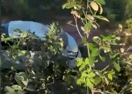 Motorista perde controle e carro cai em barranco na BR-262 em Ribas do Rio Pardo