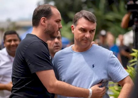 Carlos ameaça 'corrigir' prefeitos do PL que não apoiem Flávio