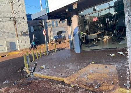 IMPRESSIONANTE: Câmeras flagram colisão violenta causada por sucessão de imprudências no Centro de Maracaju