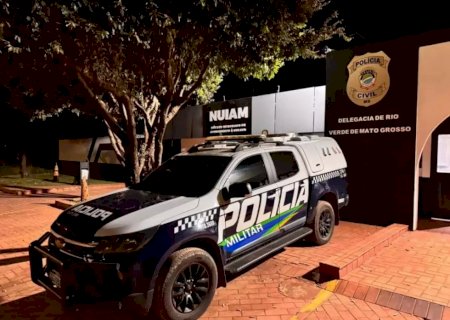 'Cadê seus policiais?': Homem zomba de mulher enquanto a espanca