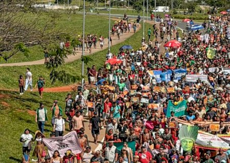 Indígenas de todo o Brasil ocupam a Esplanada dos Ministérios