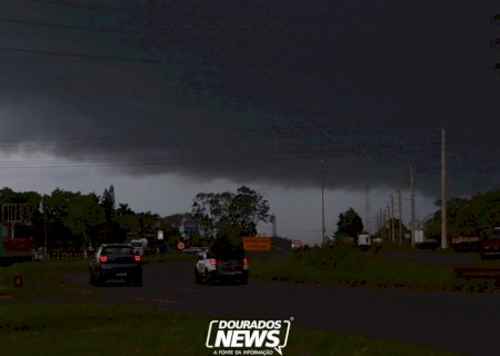 Dourados entra em alerta para temporais com chuva intensa e rajadas de até 100 km/h