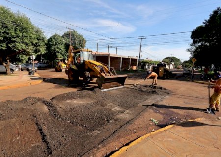 Prefeitura intensifica recuperação asfáltica e avança em quatro bairros