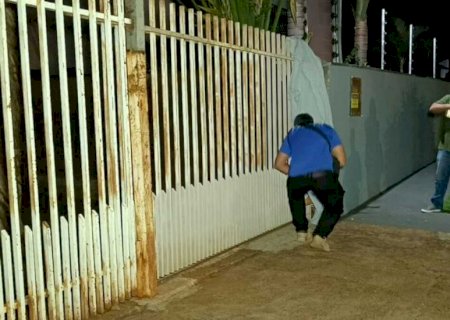 Homem que morreu prensado em Dourados pode ter tentado pular o portão da casa de um amigo