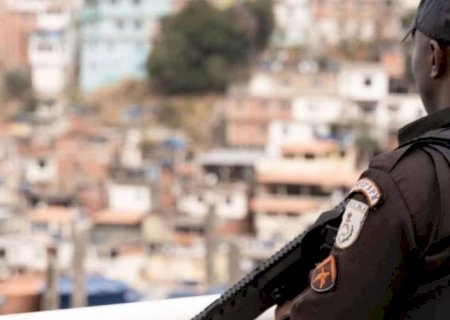 PM apreende três toneladas de drogas, fuzis e pistolas na Maré