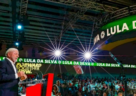 Lula fala para milhares na Espanha e pede coerência dos progressistas