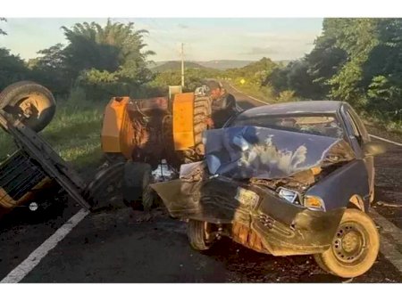 Colisão deixa quatro feridos e parte trator ao meio