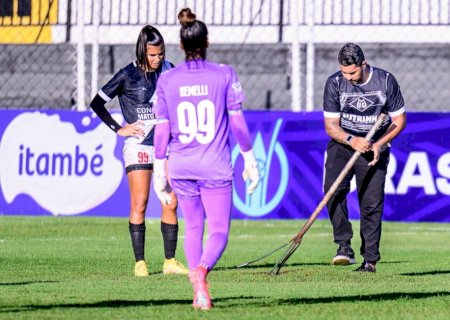 Bolha no gramado marca jogo do Mixto e Fluminense no Brasileiro Feminino A1; veja vídeo