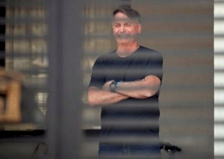 Carlos visita Bolsonaro e diz que pai tem crises de soluço intermináveis
