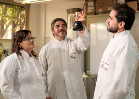 Programa Centelha apoia inovação no Estado e transforma microrganismos em corante natural industrial