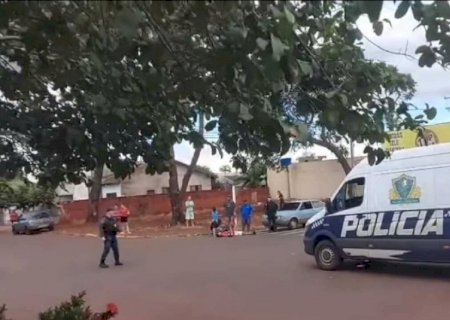 Motociclista avança sinal de 'Pare', acerta veículo e fica em estado grave em Dourados
