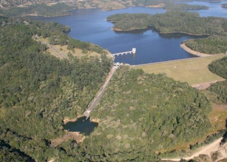 Caminhão com carga tóxica cai em represa e mata pai e filha