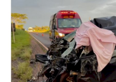 Colisão entre carro e caminhão-tanque deixa uma pessoa morta