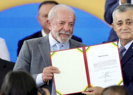 José Guimarães assume ministério e fala em "derrotar o fascismo"