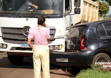 Motorista tenta desviar de moto, é atingida por caminhão e acidente gera nova batida