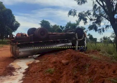 Motorista morre após caminhão tombar