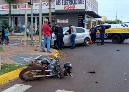 Motorista bêbado bate em moto parada em semáforo e é preso em Dourados