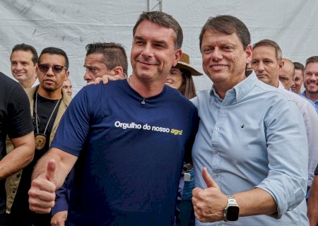 Em evento oficial do governo de SP, Tarcísio chama Flávio Bolsonaro de 'próximo presidente' e senador promete 'cuidar do povo brasileiro'