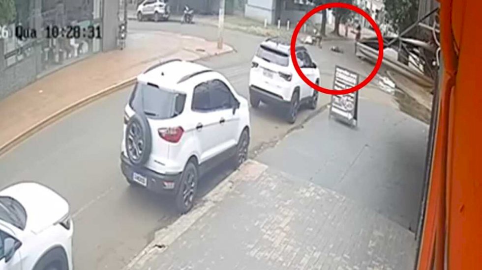 Câmeras de segurança registram acidente que matou idosa atropelada em Dourados (vídeo)